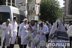 Карантин не перешкода: рятувальники та поліція чекають хасидів в Умані (відео)