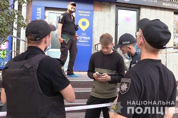 Мешканець хостелу скоїв розбійний напад на ломбард у Києві (фото)
