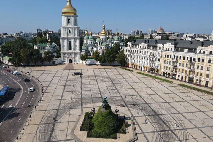 Гонщики устроили дрифтинг на Софийской площади. Столичная власть обратилась в полицию (фото, видео)
