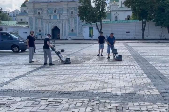 Представники Red Bull намагаються відмити понівечену ними Софійську площу (відео)
