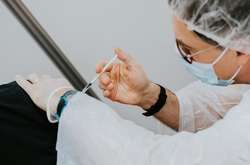 Жінка, яка займалася підготовкою шприців для вакцинації, заміняла препарат фізрозчином