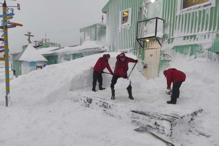 Українських полярників засипало снігом: кучугури майже під 2 метри
