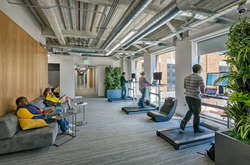 Компанія Google заохочує своїх працівників їздити до офісу 