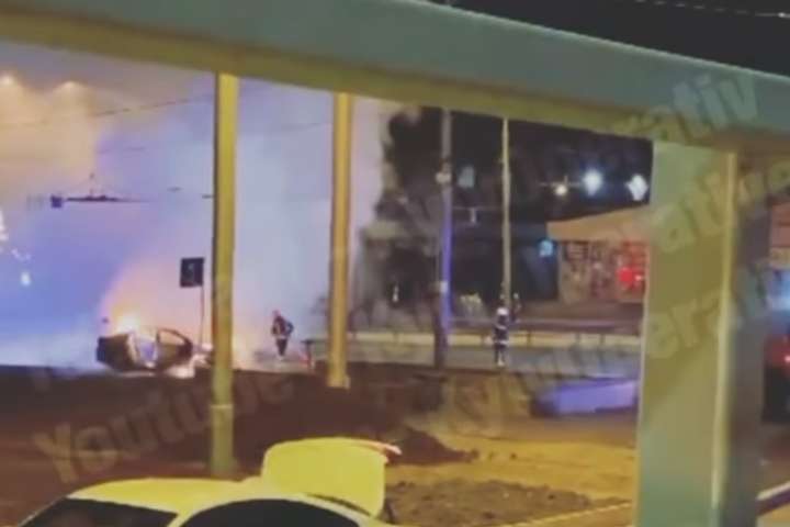 На проспекті Перемоги під час руху загорівся автомобіль (відео)