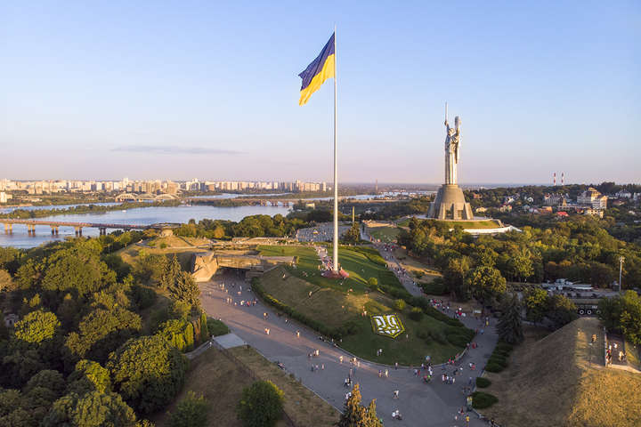 На головному прапорі України буде встановлено новий тризуб