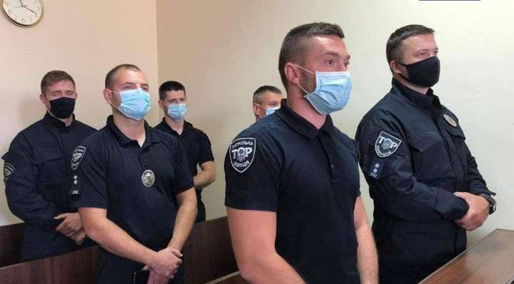 Проковтнув пакетик із канабісом: суд у Львові відправив за грати шістьох патрульних через смерть хлопця
