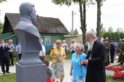 РПЦ обслуживает Путина, но не забывает чествовать и Сталина