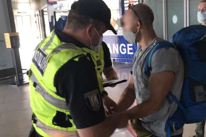 У столичному аеропорту прикордонники затримали розшукуваного наркоторговця (фото)