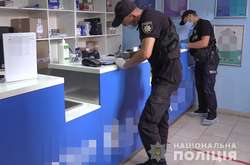 Озброєний чоловік напав на поштове відділення в Києві (фото, відео)
