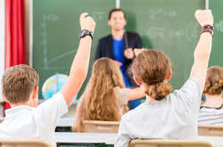 Стало известно, кто из учителей будет получать $4 тыс.