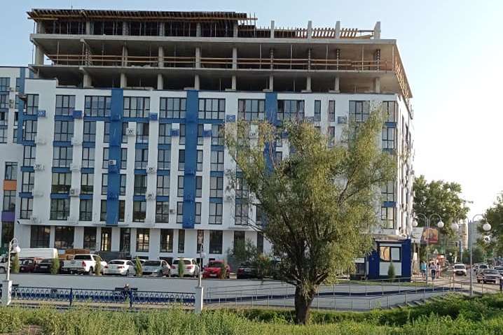 У Києві до вже заселеного житлового комплексу добудовують верхні поверхи (фото)