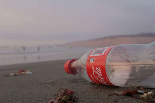 Британці визначили 12 компаній, які генерують найбільше сміття на пляжах 