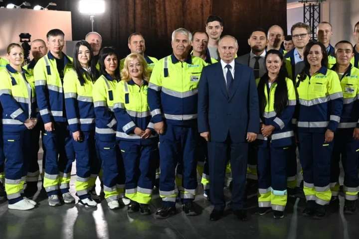 Шоу для диктатора. Путін з'їздив на цементний завод і зустрівся з фейковими працівниками (фото)