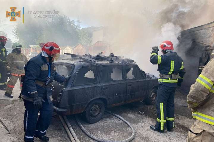 У Києві сталась масштабна пожежа: горіли гаражі з автівками (фото)