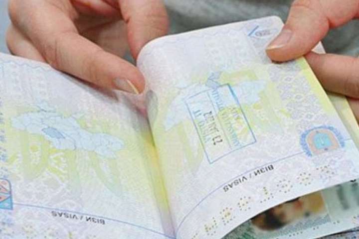 У польському аеропорту затримано українця, який сам собі «малював» печатки в паспорті