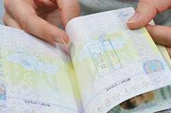 У польському аеропорту затримано українця, який сам собі «малював» печатки в паспорті