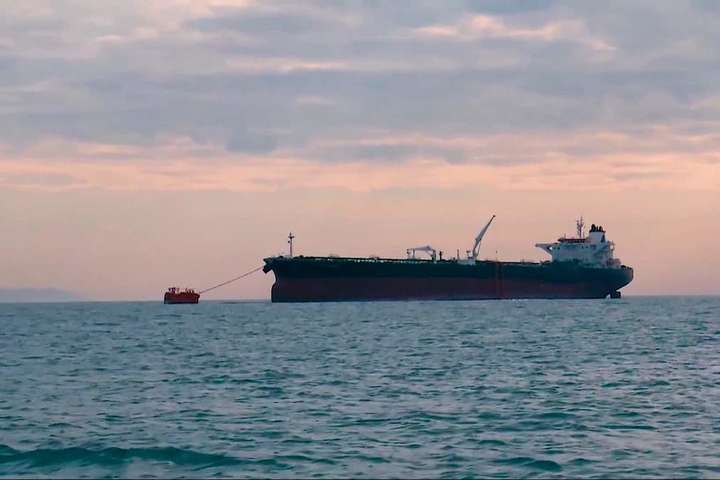 У Новоросійському порту стався викид нафти, коли завантажували грецький танкер - Росіяни у Чорному морі розлили нафту. Масштаби катастрофи приховують