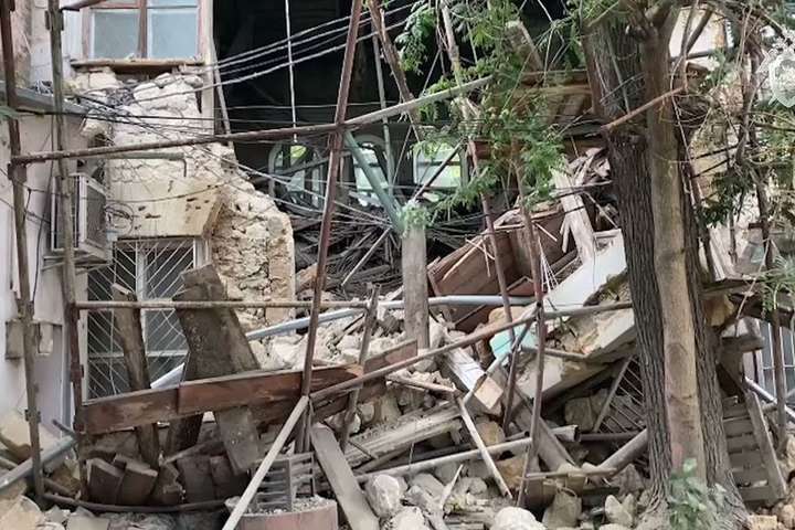 У Криму після «ремонту» окупантів впала стіна філармонії (відео)