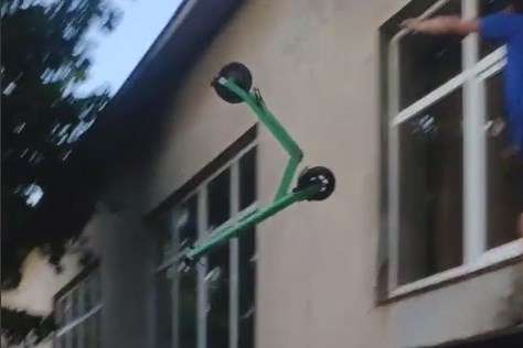 У Києві хлопець скинув електросамокат із даху (відео)