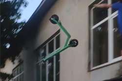 Електросамокат скинули з даху прибудови