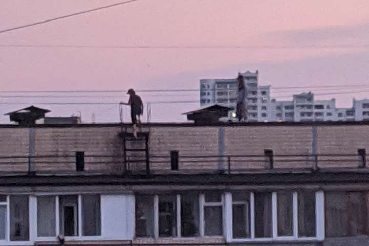 На даху будинку у Вишгороді підлітки влаштували екстремальні розваги (відео)