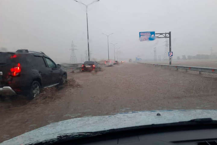 Окупований півострів заливають дощі: затоплено трасу до «кримського мосту»
