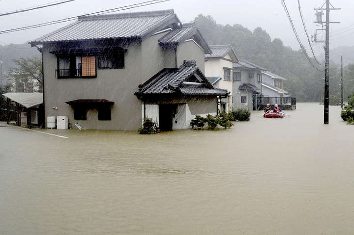 Японія через зливи евакуює 200 тисяч людей 