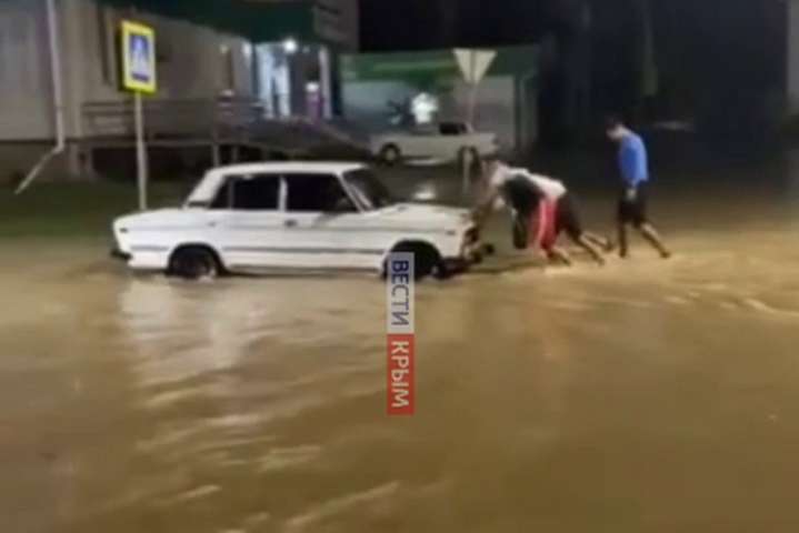 Нічний дощ підтопив окуповану Керч: у місті перебої з транспортом