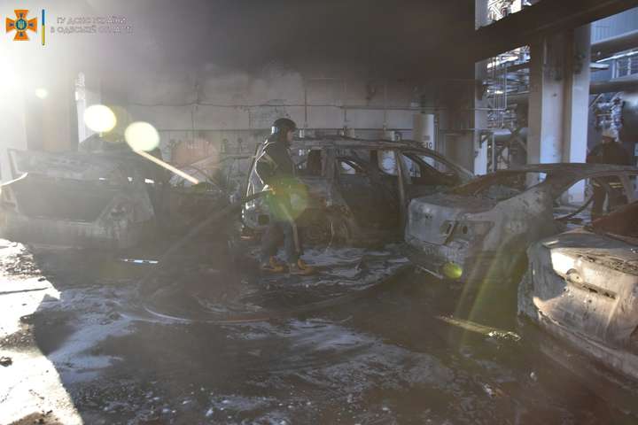 На території заводу в Одесі згоріло шість авто (фото)