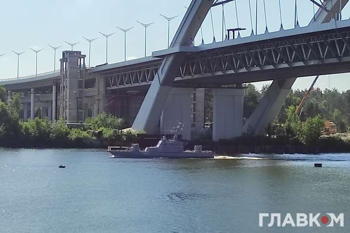 На Дніпрі в Києві з'явились військові кораблі (фото, відео)