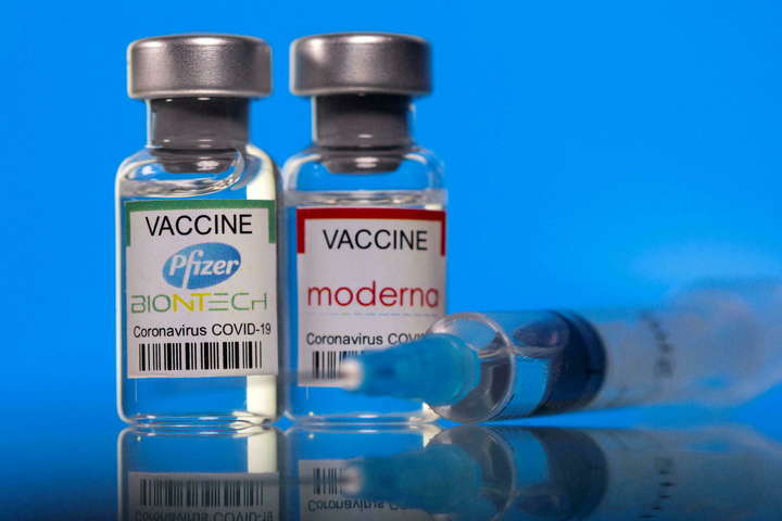 Оцінено ефективність вакцин Pfizer і Moderna проти штаму «Дельта»