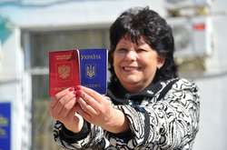  «А ми зробили всі. І російський, і місцевий, і український паспорт біометричний», – не приховує знайома… 