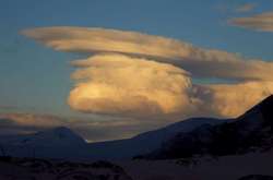 Украинские полярники заметили облака, которые похожи на НЛО (фото)