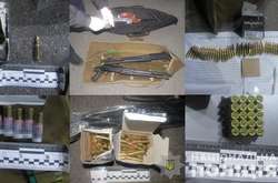 Из автомобиля правонарушителя полиция изъяла большое количество патронов различного калибра, автомат и ружья