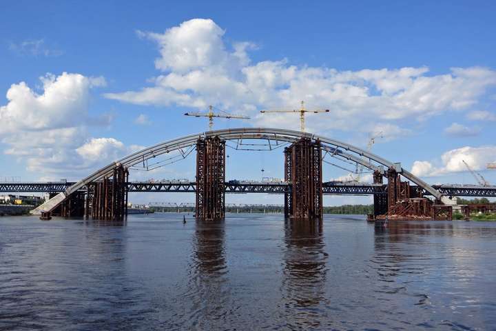 Стало відомо, коли пустять транспорт скандальним київським мостом-довгобудом