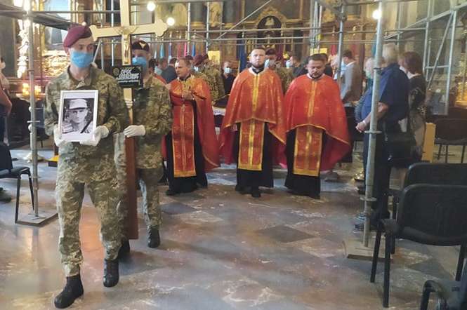 Львов прощается с умершим на Донбассе военным (фото)