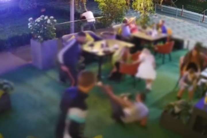 З’явилося відео бійки зі стріляниною у столичному ресторані