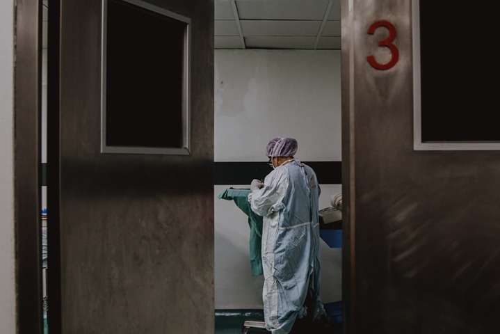 Минулої доби в Україні зафіксували 1353 нові випадки коронавірусу, померла 21 людина