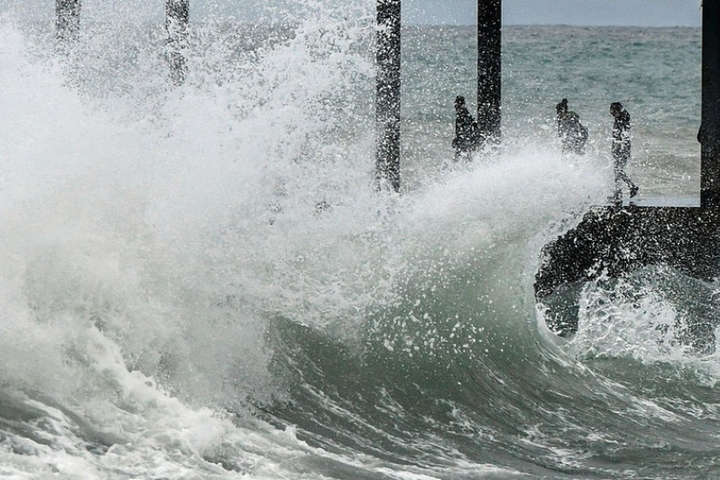 У Китаї сильна хвиля змила в море 17 осіб