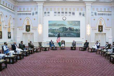 У президента Афганістану формують групу перемовників з Талібаном