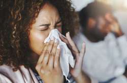 Фахівці пояснили, що часте чхання без пояснення причин після вакцинації може бути ознакою Covid-19.