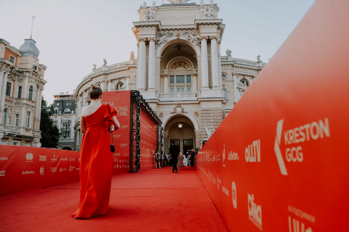 Хто цього року вийшов на червону доріжку Одеського кінофестивалю? Фоторепортаж
