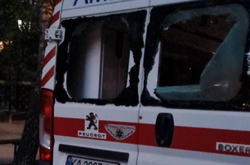 У Києві агресивний чоловік з ножем напав на бригаду швидкої (фото)