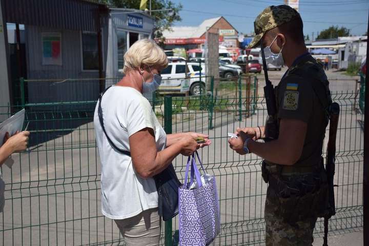 Окупанти блокують роботу КПВВ на сході України
