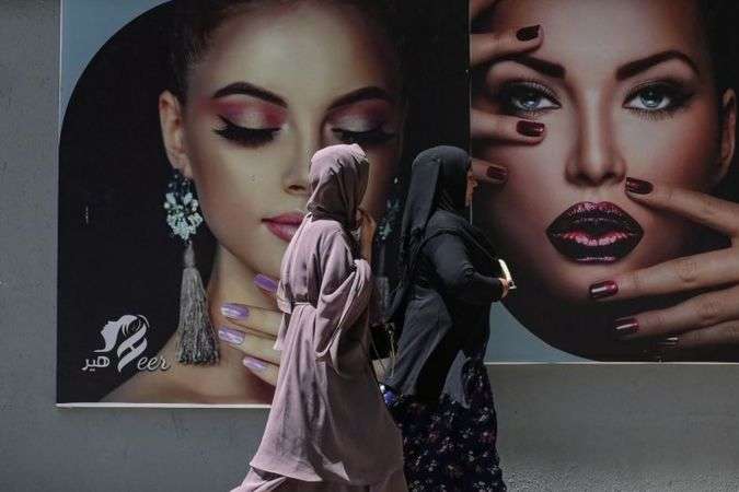 У Кабулі замальовують рекламу з обличчями жінок (фото)
