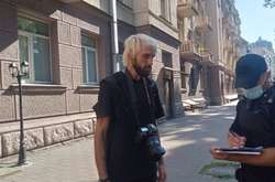 В Києві на акції під офісом президента побили журналіста