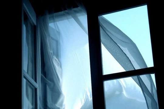 В Одесі дитина випала з вікна багатоповерхівки (відео)