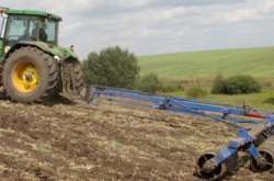 На Київщині чоловік розорав поле з курганом, якому кілька тисяч років