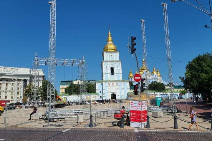 У центрі Києва триває монтаж «Ковчега» до Дня Незалежності (фото)