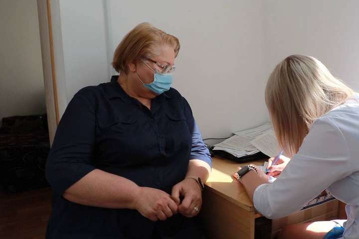 Експерт б’є на сполох: із вакцинацією пенсіонерів в Україні повний провал